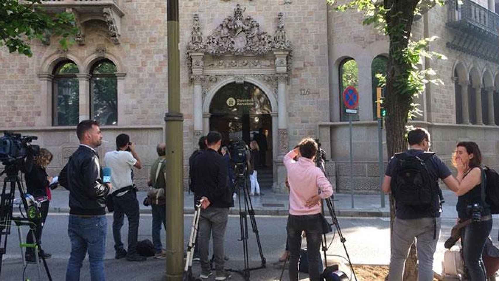 Periodistas a las puertas de la Diputación de Barcelona a la espera de la llegada de la Policía Nacional por la macrooperación sobre la presunta malversación en el 'procés' / CG