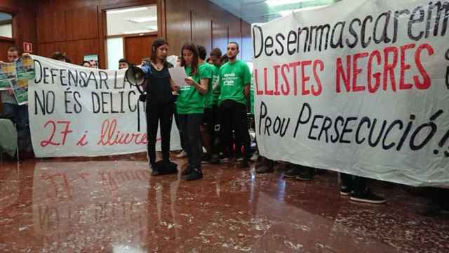 Varios estudiantes ocupando el rectorado de la UAB