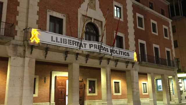 SCC insta a la alcaldesa de Tortosa que cese la actividad propagandística en el espacio público