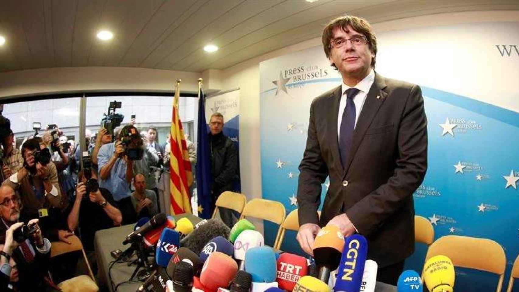 El 'expresident' de la Generalitat, Carles Puigdemont, tras una rueda de prensa en Bruselas / EFE