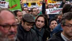 Ada Colau, alcaldesa de Barcelona, en la manifestación convocada por la ANC y Òmnium Cultural por la libertad de los 'exconsellers' encarcelados / EFE