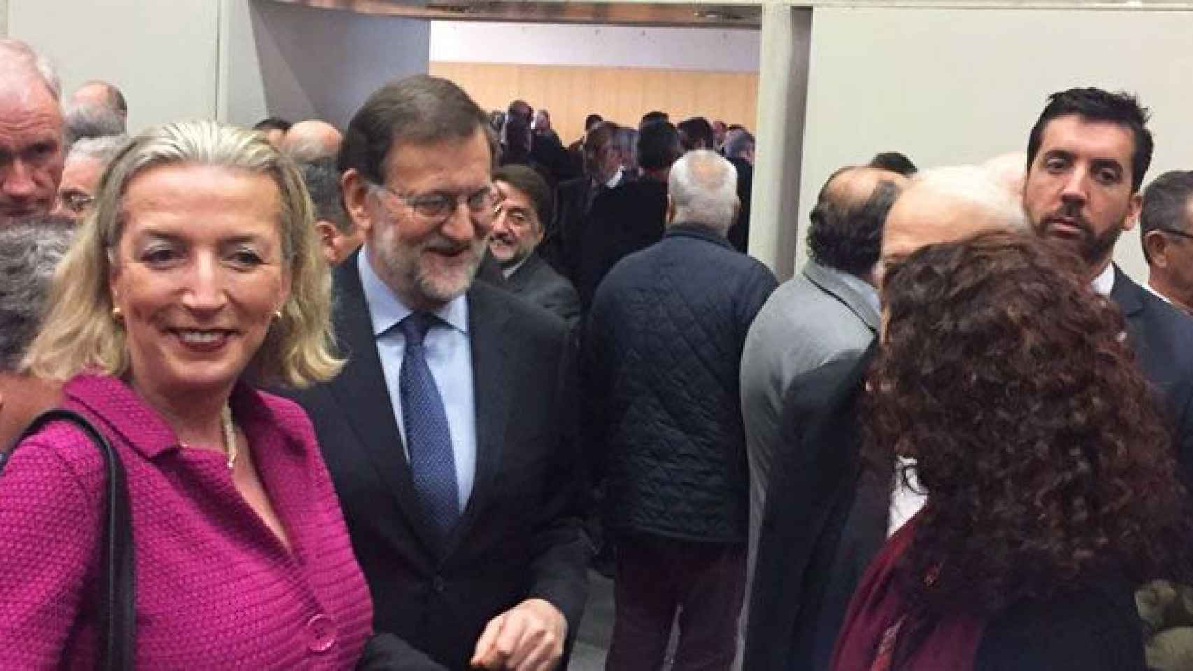 Brigitte Verkinderen, directora general de la Cámara de Comercio Belgo-Luxemburguesa en Barcelona, junto al presidente del Gobierno, Mariano Rajoy, en un acto anterior: Antes de pisar Bélgica, conviene mirar sus leyes / CG