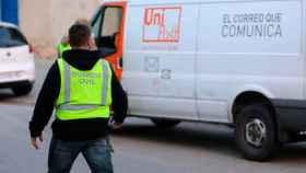 La Guardia Civil registra las instalaciones de la empresa de mensajería privada Unipost en L'Hospitalet de Llobregat / EFE