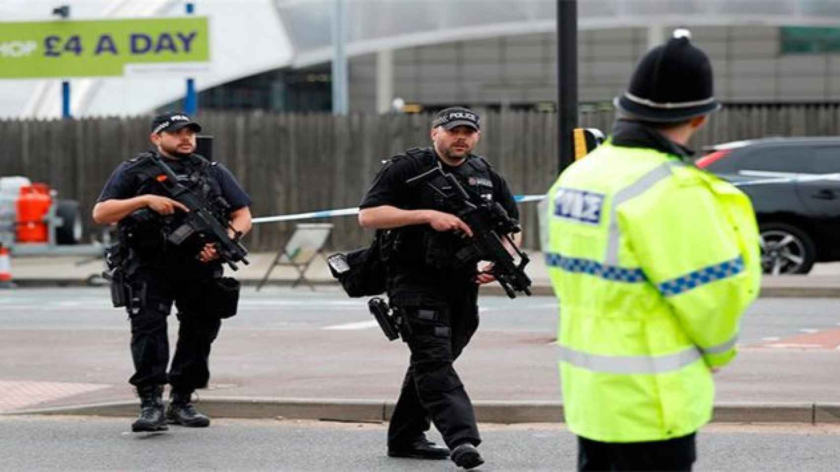 Unos policías investigan los alrededores del Manchester Arena tras el atentado / CG
