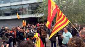 Trifulca en el Ayuntamiento de Badalona, abierto este 12-O, entre independentistas y partidarios de celebrar la Hispanidad / CG