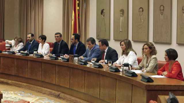 Javier Fernández, presidente de la comisión gestora del PSOE, en una imagen de archivo junto al grupo parlamentario en el Congreso