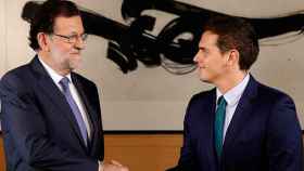 Mariano Rajoy y Albert Rivera al inicio de su reciente encuentro en el Congreso.