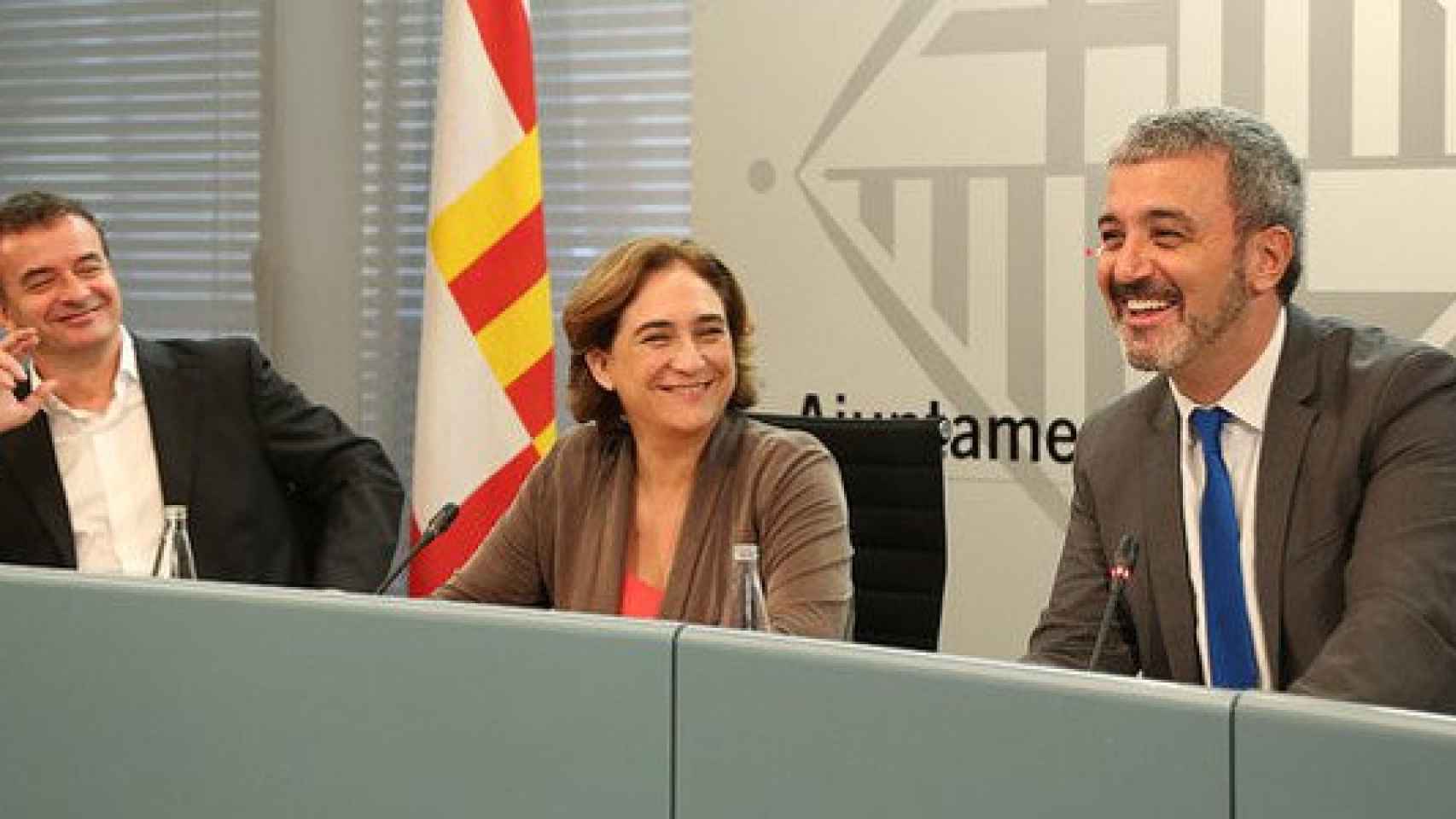 La alcaldesa de Barcelona, Ada Colau, entre los líderes municipales de ERC, Alfred Bosch, y del PSC, Jaume Collboni