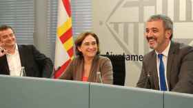 La alcaldesa de Barcelona, Ada Colau, entre los líderes municipales de ERC, Alfred Bosch, y del PSC, Jaume Collboni