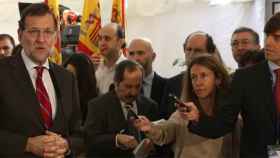 El presidente del Gobierno, Mariano Rajoy, atendiendo a la prensa en el Congreso, en el acto del Día de la Constitución