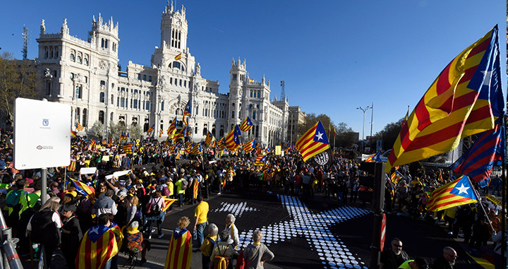 Un grupo de independentistas ante el Ayuntamiento de Madrid / EFE