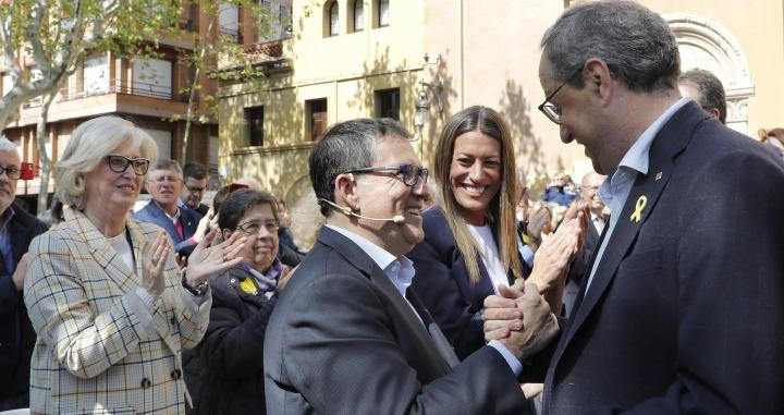 Quim Torra, saludando a Jaume Alonso Cuevillas, abogado de Puigdemont y candidato a las europeas de Junts Per Catalunya / EFE