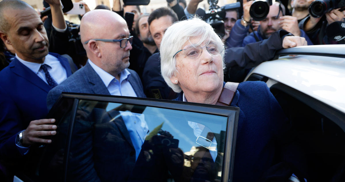 La eurodiputada independentista Clara Ponsatí, entrando al coche policial con su abogado, Gonzalo Boye / EFE