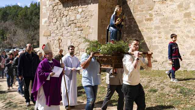 El obispo de Solsona, Frances Conesa (c), preside la primera procesión rogativa para pedir que llueva en Cataluña, este domingo en la Iglesia de la Virgen dels Torrents en L'Espunyola (Barcelona) / EFE