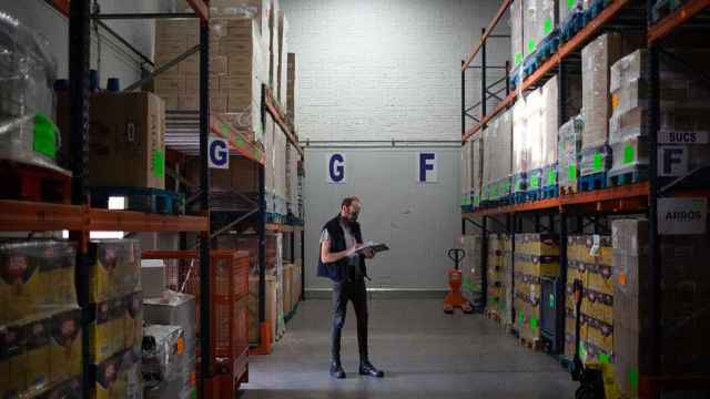 Un operario en el almacén del Banco de Alimentos de Barcelona durante el Gran Recapte / EUROPA PRESS