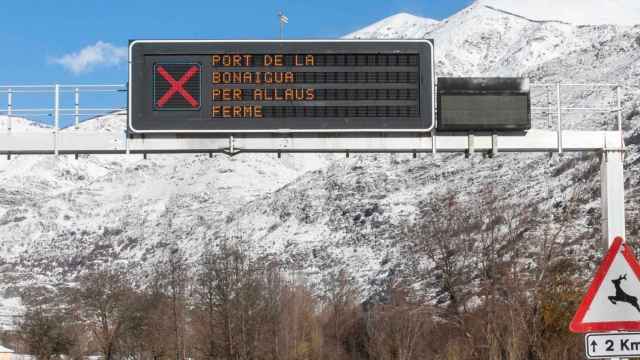 Vía cortada por riesgo de aludes en Esterri d'Àneu (Lleida) / MARC TRILLA - EUROPA PRESS