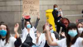 Imagen de una trabajadora sanitaria durante una protesta, que precede a la huelga convocada por los sindicatos / EFE