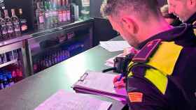 Agentes de la Guardia Urbana en una inspección de una discoteca Arena en Barcelona / CEDIDA