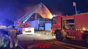 Bomberos atienden un fuego en una fábrica de muebles de Palafolls (Barcelona) / BOMBERS