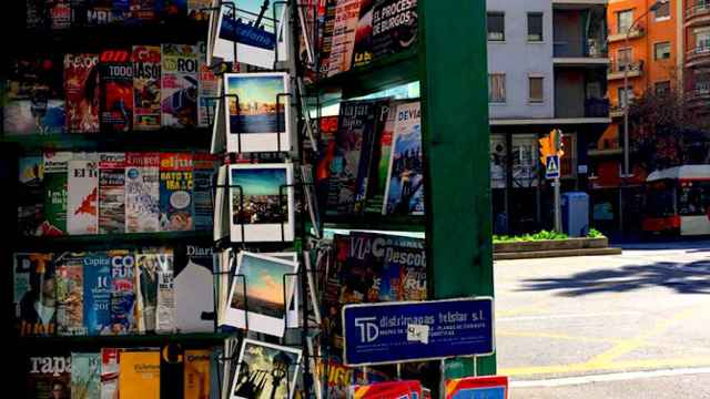 Postales y mapas de Barcelona a la venta en un quiosco de Barcelona, que amplían sus servicios / CG