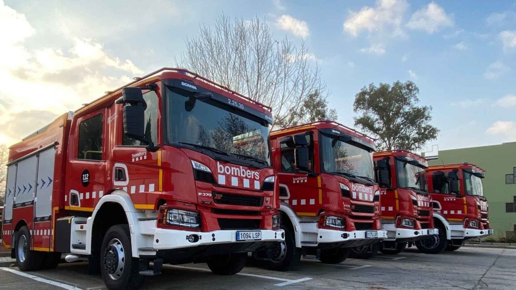 Camiones de bomberos de la Generalitat, cuerpo que ha extinguido el incendio en un edificio de Santa Coloma / EP