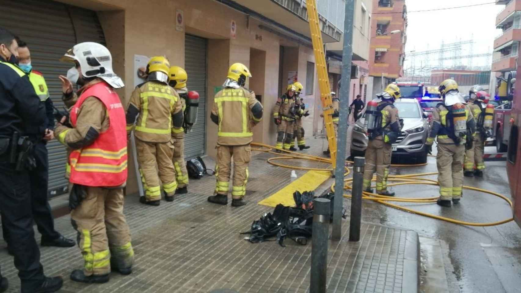 Efectivos de Bombers trabajando en el incendio de un edificio en Sant Boi de Llobregat (Barcelona) este sábado / EP