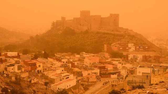 La Alcazaba de Almería con el cielo cubierto por la intensa calima debido al polvo del desierto del Sáhara que ha penetrado en España / Carlos Barba (EFE)
