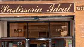 Fachada de la pastelería centenaria afectada por un incendio en el barrio de Gràcia / IDEAL