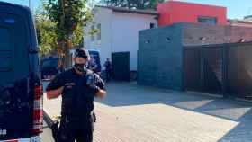 Un agente de los Mossos d'Esquadra vigila la comisaría de Llinars del Vallès (Barcelona) / Sara Cid