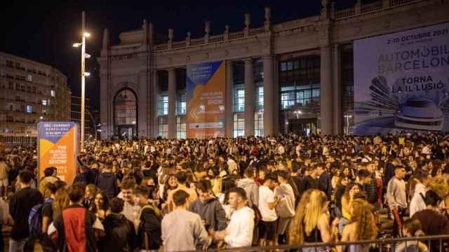 El botellón masivo de plaza España de Barcelona, con miles de asistentes, frente a uno de los edificios de la Fira de Barcelona, una de las instalaciones que fue atacada la madrugada de este sábado / LORENA SOPENA - EUROPA PRESS