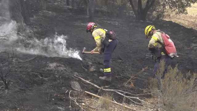 Bomberos trabajan en la zona afectada por el incendio / BOMBEROS