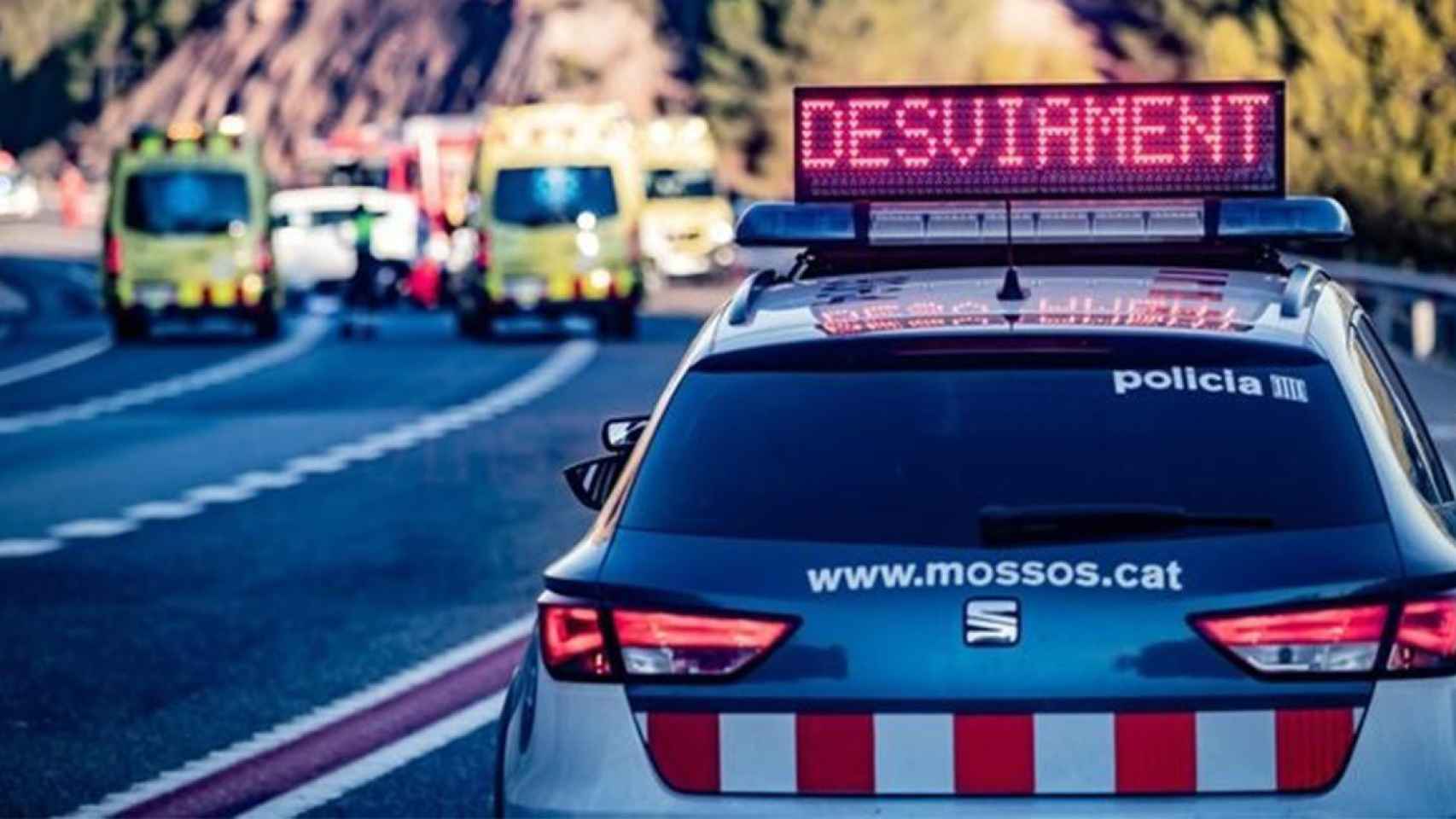 Imagen de una patrulla de los Mossos d'Esquadra y ambulancias del SEM / EUROPA PRESS