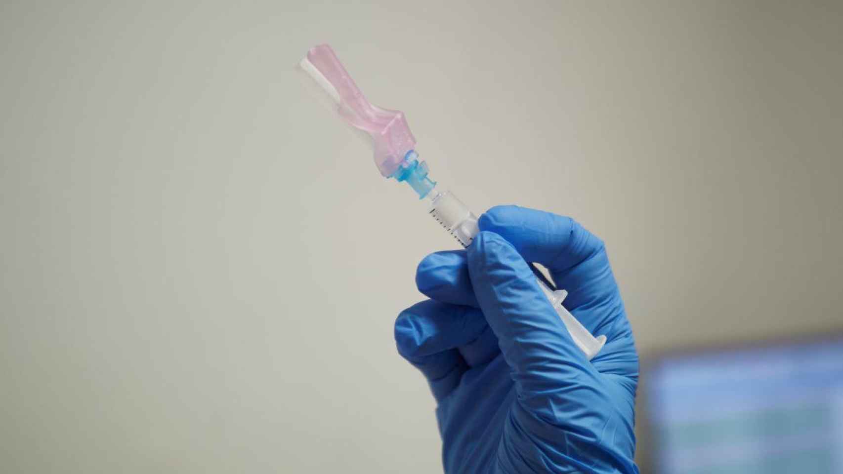 Una sanitaria prepara una dosis de AstraZeneca: expertos desaconsejan mezclar vacunas / EP
