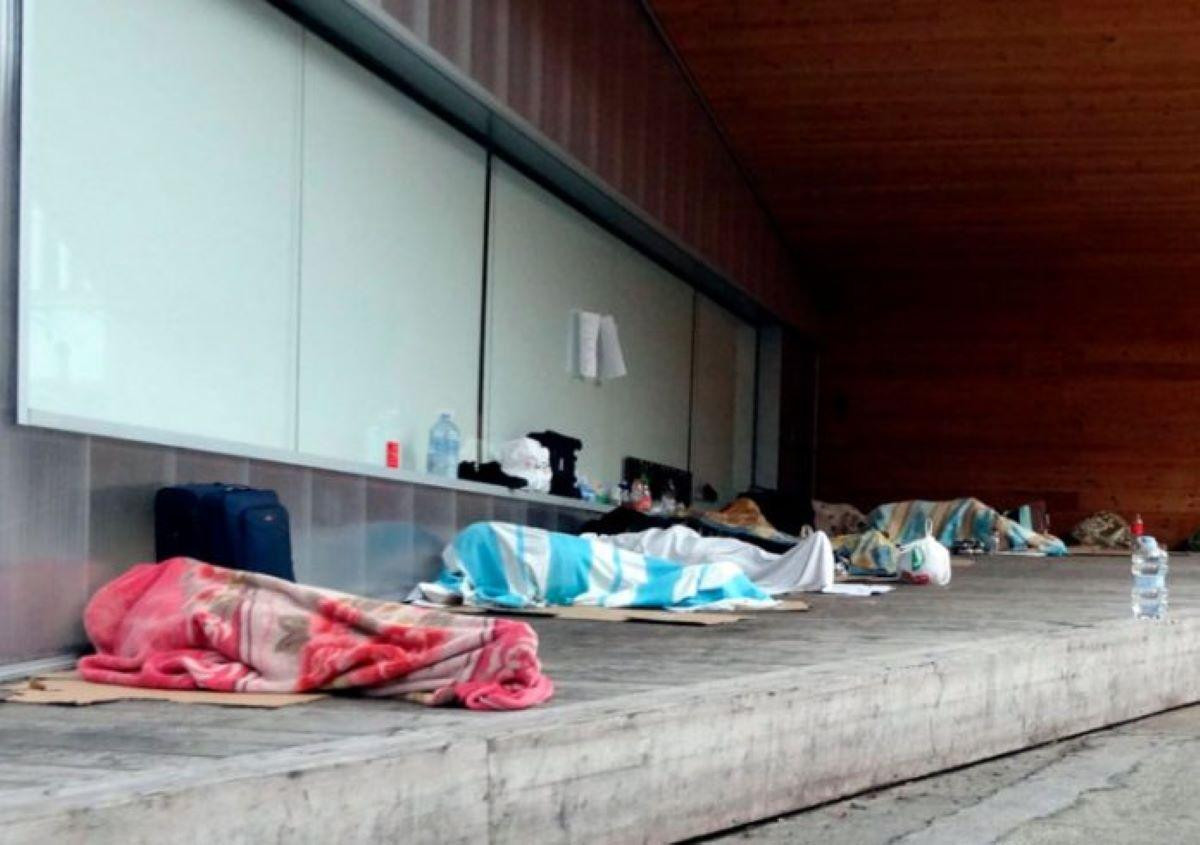 Temporeros durmiendo a la intemperie en el Centro Històrico de Lleida / SOMVEINS