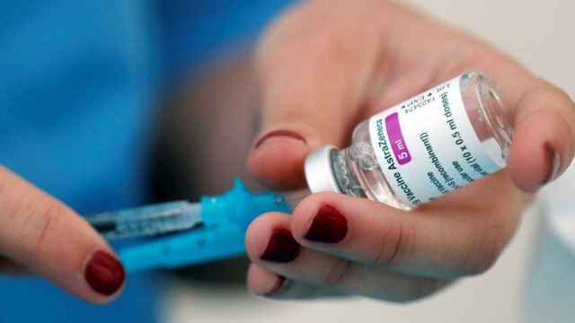 Una dosis de la vacuna de AstraZeneca, cuya administración se ha suspendido hoy en España / EFE