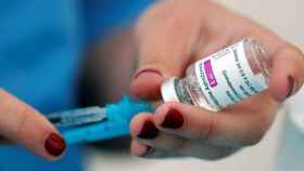 Una dosis de la vacuna de AstraZeneca, cuya administración se ha suspendido hoy en España / EFE