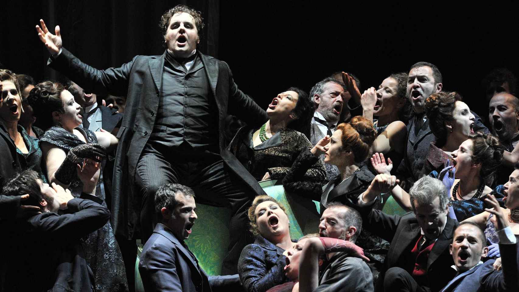Escena de 'Los cuentos de Hoffmann' en el gran teatro de la ópera de Cataluña / BOFILL - LICEU