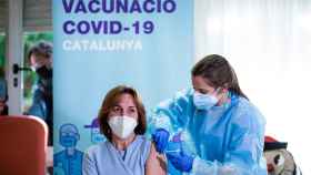 La directora de la residencia de mayores Feixa Llarga, Conxita Barbeta, recibe la vacuna el 27 de diciembre del 2020 / EUROPA PRESS - PAU VENTEO