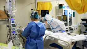 Dos sanitarios atienden a un paciente con Covid en el hospital / EFE