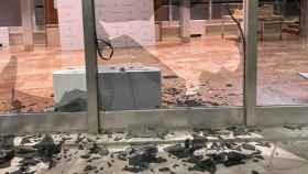 Destrozos en un edificio del Ayuntamiento de Barcelona tras los altercados del 31 de octubre / ELENA BURÉS