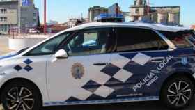 Vehículo de la Policia local de Vigo, que ha recibido denuncias por concentraciones masivas sin mascarilla / EUROPA PRESS