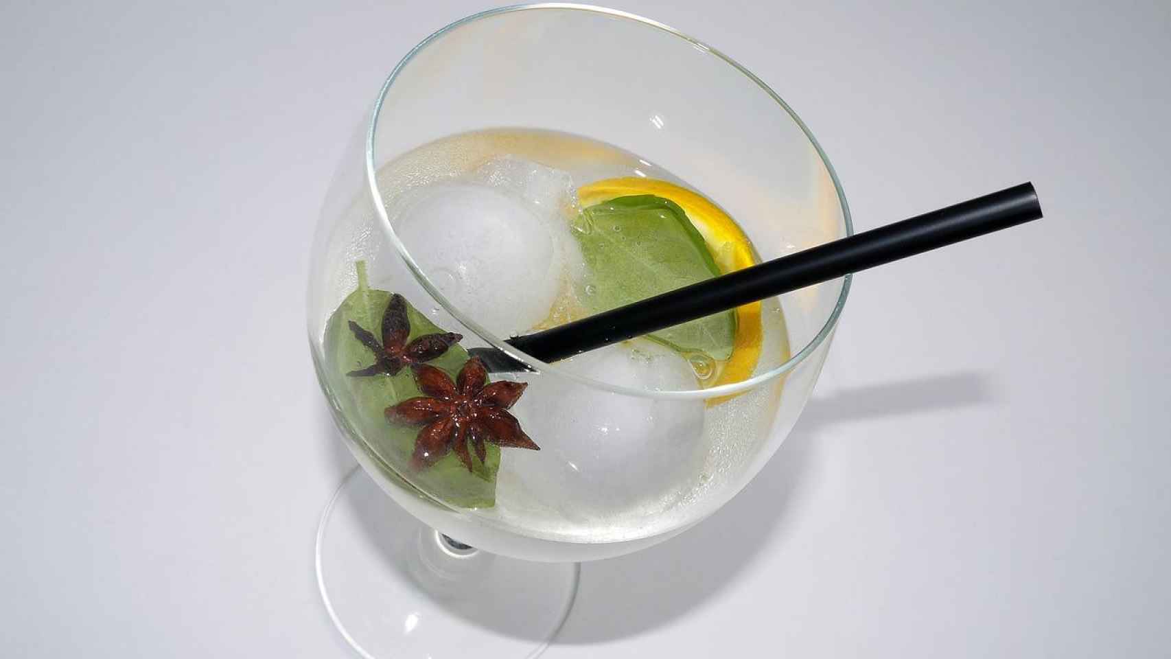 Una copa de los refrescantes gin-tonics, la bebida estrella del after-work en España / PIXABAY