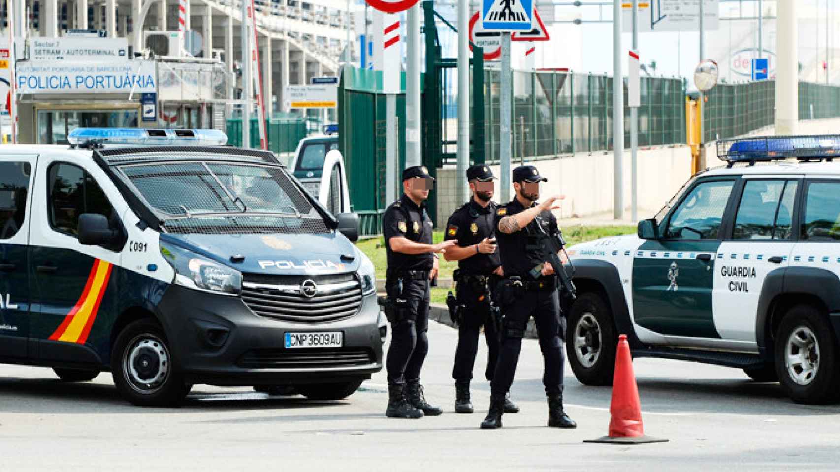 Agentes de la Policía Nacional en un control en Barcelona / EFE