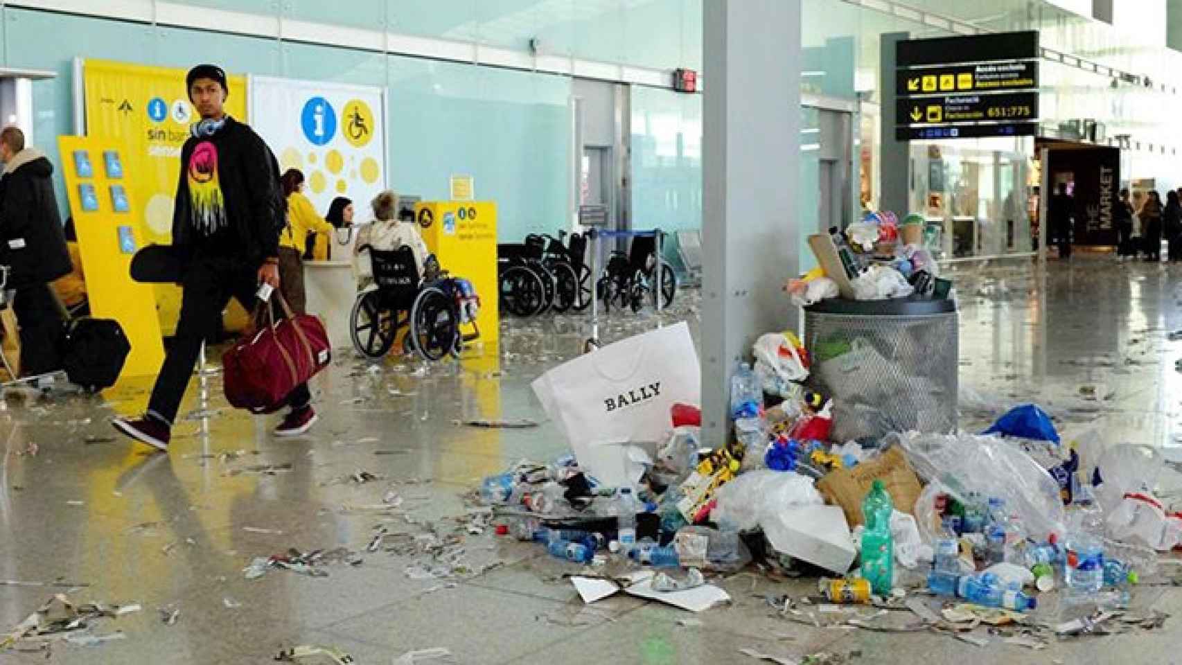Huelga de limpieza en el aeropuerto de El Prat / EFE