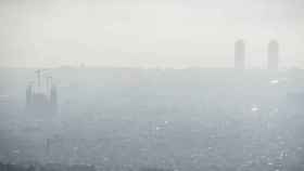 Imagen de la contaminación del aire en la ciudad de Barcelona / EFE