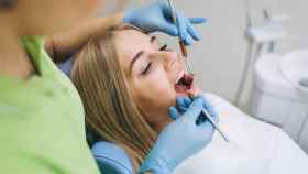 Una imagen de archivo de una paciente en un dentista / EUROPAPRESS