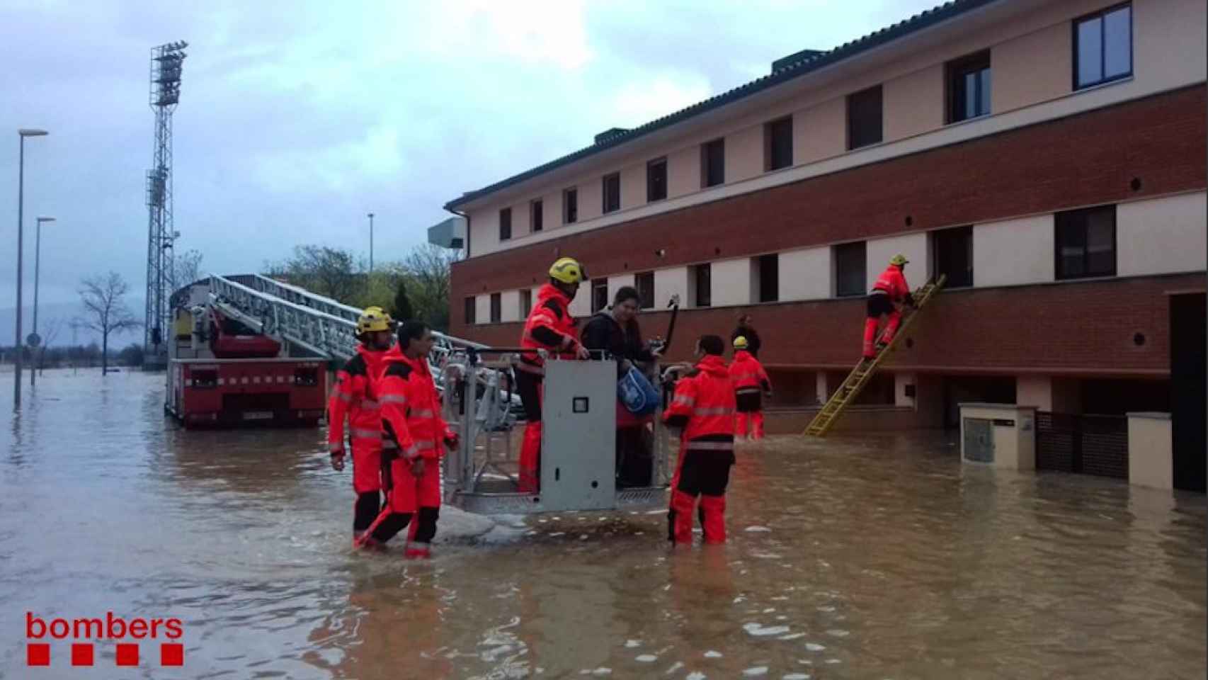 Los Bombers evacúan a 21 personas en Girona / TWITTER