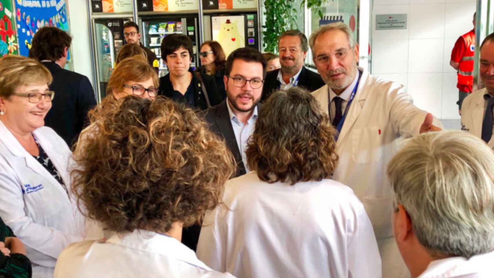 El vicepresidente del Govern, Pere Aragonès (ERC), ante la secretaria de Salud, Laura Pelay, al fondo, hablando con médicos / SalutCat
