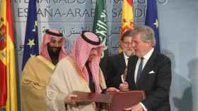 El ministro de Educación Íñigo Méndez de Vigo (d), con el príncipe heredero de Arabia Saudí, Mohamed Bin Salman Bin Abdulaziz Al Saud (i), durante la firma de diversos acuerdos tras la reunión del Partenariado Estratégico España-Arabia Saudí / EFE