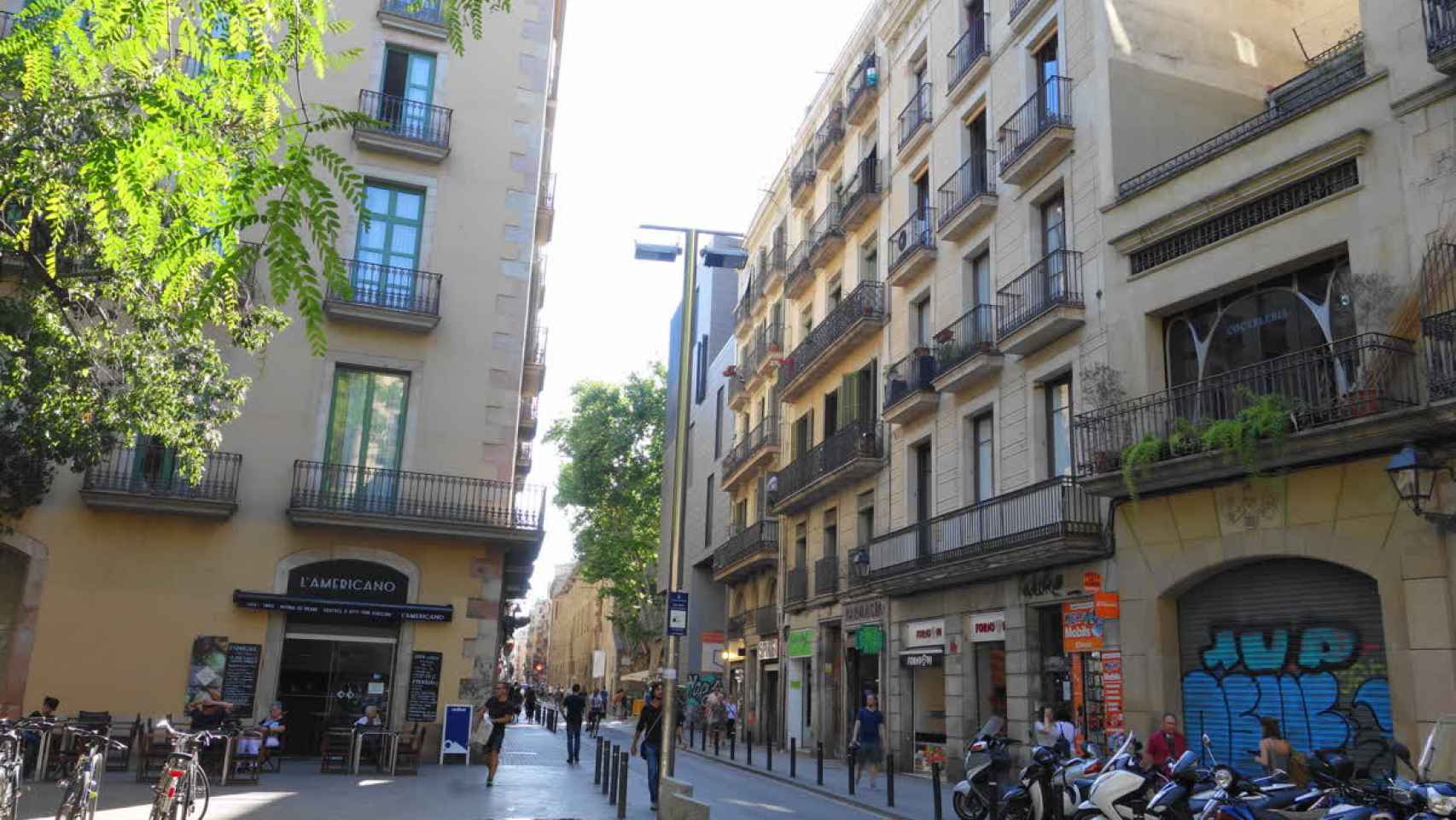 Una calle del barrio del Raval de Barcelona, donde se aplicará un plan de actuación contra los narco-pisos / CG